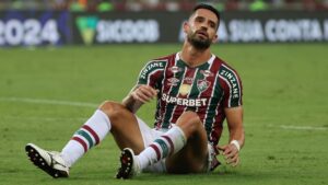 Renato Augusto, jogador do Fluminense, lamentando durante jogo contra o Criciúma