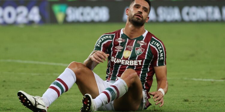 Renato Augusto, jogador do Fluminense, lamentando durante jogo contra o Criciúma