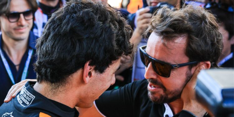 Gabriel Bortoleto e Fernando Alonso se abraçando, após título do brasileiro na F2