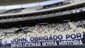 Faixa da torcida Faixa da torcida do Botafogo para John Textor. Fonte: @movnacagBotafogo para John Textor. Fonte: reprodução / GE