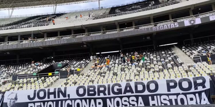 Faixa da torcida Faixa da torcida do Botafogo para John Textor. Fonte: @movnacagBotafogo para John Textor. Fonte: reprodução / GE
