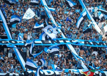 Torcida do Grêmio na arquibancada em jogo contra o Corinthians no Brasileirão