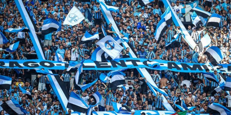 Torcida do Grêmio na arquibancada em jogo contra o Corinthians no Brasileirão