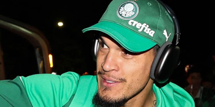 Gustavo Gómez com blusa e boné do Palmeiras - Fonte: @gustavogomez462