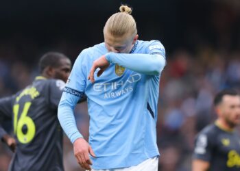 Haaland lamentando pênalti perdido em partida contra o Everton