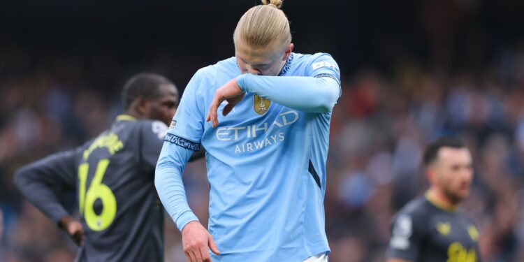 Haaland lamentando pênalti perdido em partida contra o Everton