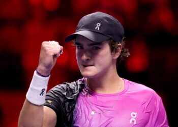 João Fonseca comemorando ponto em partida no Next Gen ATP Finals