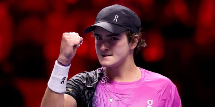 João Fonseca comemorando ponto em partida no Next Gen ATP Finals
