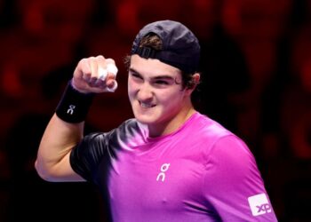 Tenista brasileiro João Fonseca vibrando após vitória no Next Gen ATP Finals