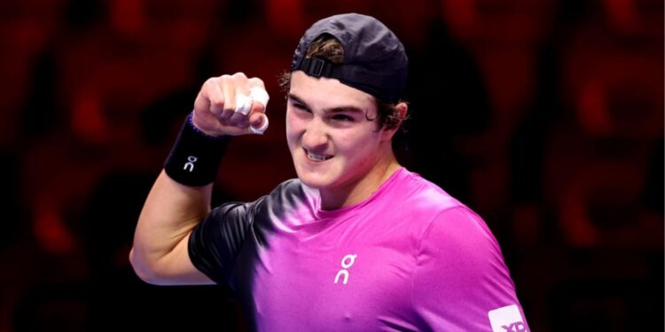 Tenista brasileiro João Fonseca vibrando após vitória no Next Gen ATP Finals