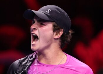 João Fonseca vibrando com vitória no Next Gen ATP Finals