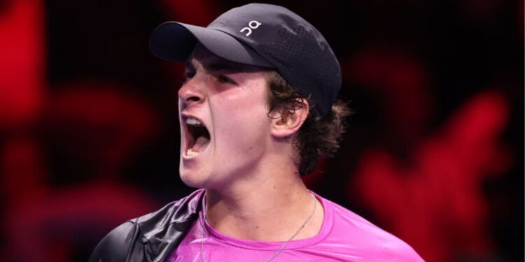 João Fonseca vibrando com vitória no Next Gen ATP Finals