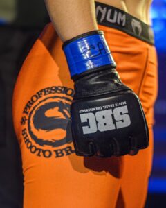 Luva de MMA no detalhe - Fonte: @joaopsicoticospormma