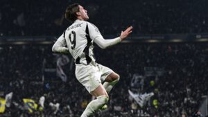 Dusan Vlahovic comemorando gol da Juventus contra o Manchester City