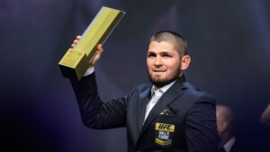 Khabib Nurmagomedov recebendo a honraria do Hall Of Fame do UFC