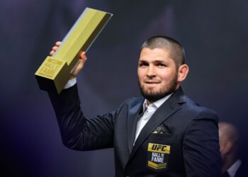 Khabib Nurmagomedov recebendo a honraria do Hall Of Fame do UFC