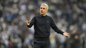 Luís Castro, alvo do Santos, comandando o Al Nassr em clássico contra o Al Hilal