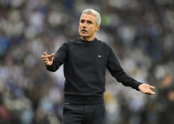 Luís Castro, alvo do Santos, comandando o Al Nassr em clássico contra o Al Hilal