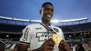 Luiz Henrique com a medalha de campeão da Libertadores pelo Botafogo