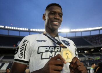 Luiz Henrique com a medalha de campeão da Libertadores pelo Botafogo