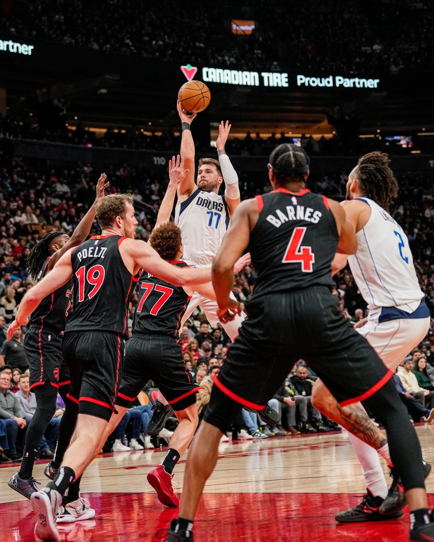 Luka Dončić atuando pelo Mavericks - Fonte: @lukadoncic