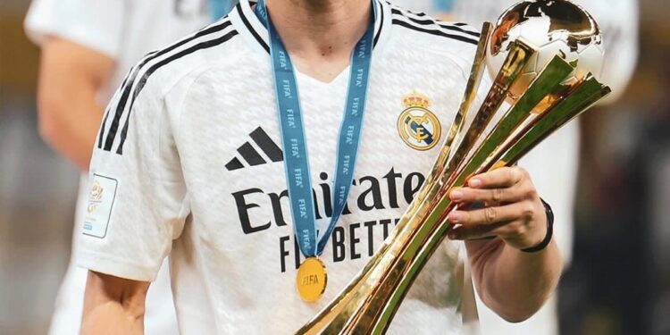 Modric segurando taça do Intercontinental de 2024 - Fonte: @lukamodric10