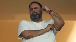 Evangelos Marinakis acompanhando partida do Olympiacos pela Conference League