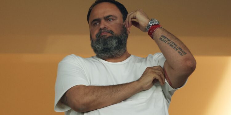 Evangelos Marinakis acompanhando partida do Olympiacos pela Conference League
