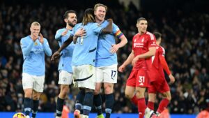 De Bruyne e companheiros comemorando o segundo gol do Manchester City