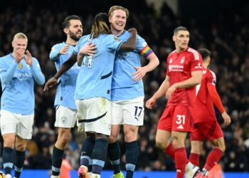 De Bruyne e companheiros comemorando o segundo gol do Manchester City