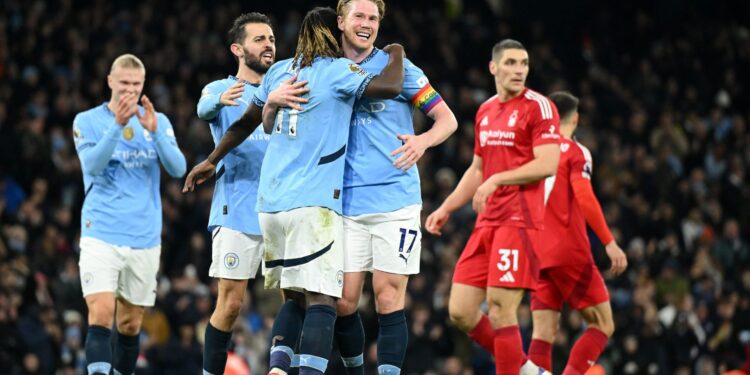 De Bruyne e companheiros comemorando o segundo gol do Manchester City