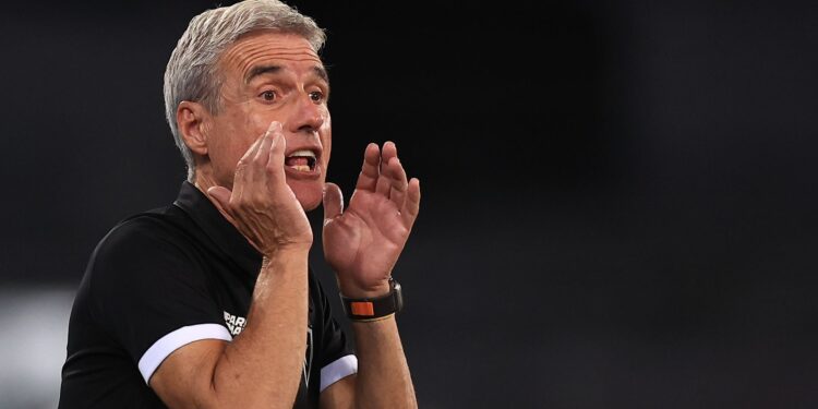 Luís Castro está inserido no Mercado da Bola.