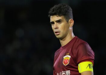 Oscar agita o mercado da bola.