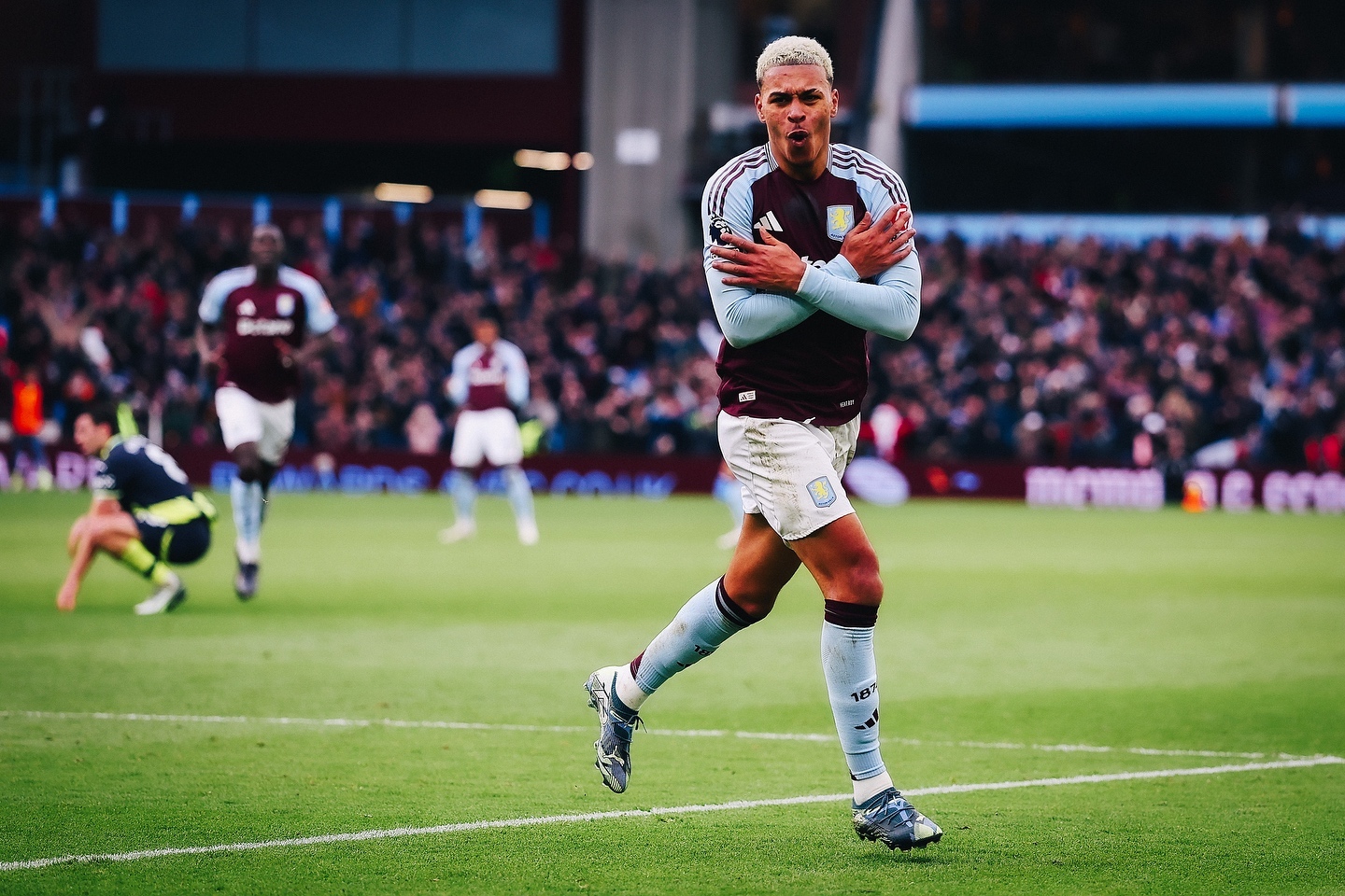 Morgan Rogers celebra gol com estilo após marcar para o Aston Villa - Fonte: @mrogers