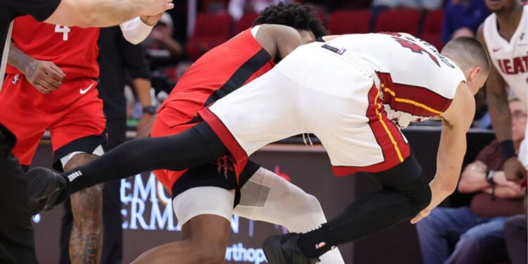 Jogo entre Heat e Rockets na NBA teve briga generalizada