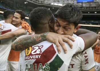 Germán Cano e Jhon Arias, jogadores do Fluminense se abraçando