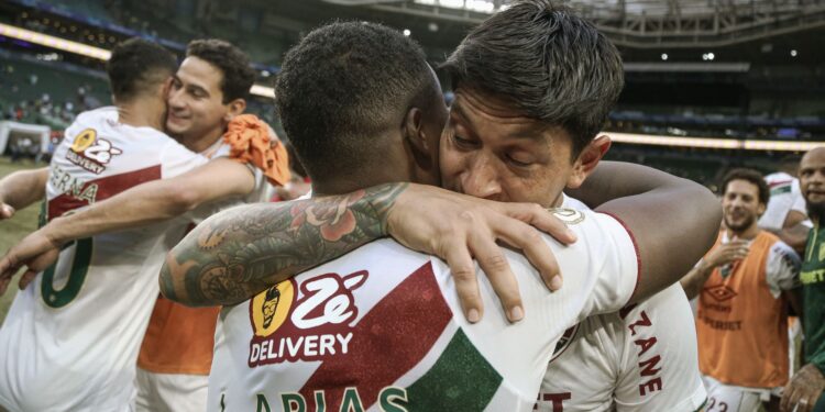 Germán Cano e Jhon Arias, jogadores do Fluminense se abraçando