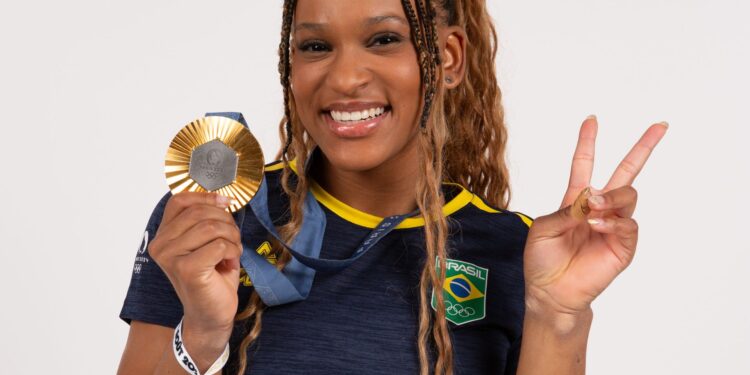 Rebeca Andrade e suas medalhas de Paris.