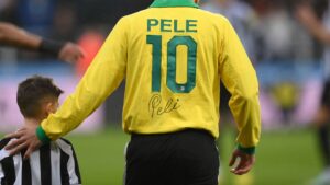 Bruno Guimarães usando camisa de Pelé, dois dias após a morte do Rei do Futebol