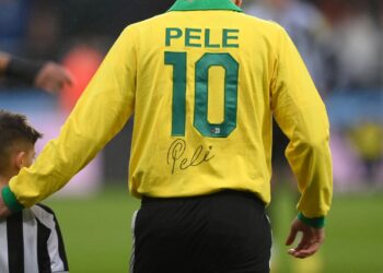 Bruno Guimarães usando camisa de Pelé, dois dias após a morte do Rei do Futebol