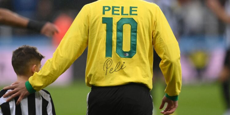 Bruno Guimarães usando camisa de Pelé, dois dias após a morte do Rei do Futebol