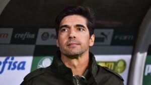 Abel Ferreira, treinador do Palmeiras, no banco de reservas do Allianz Parque