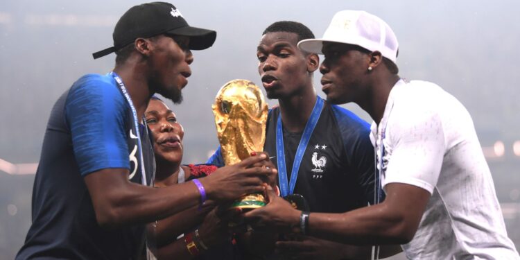 Paul Pogba junto aos irmãos e a mãe comemorando o título da Copa do Mundo