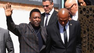Pelé deixou um legado muito maior do que fez dentro das quatro linhas