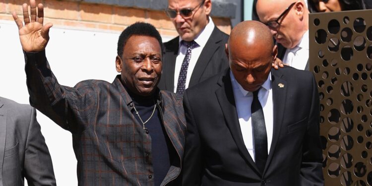 Pelé deixou um legado muito maior do que fez dentro das quatro linhas