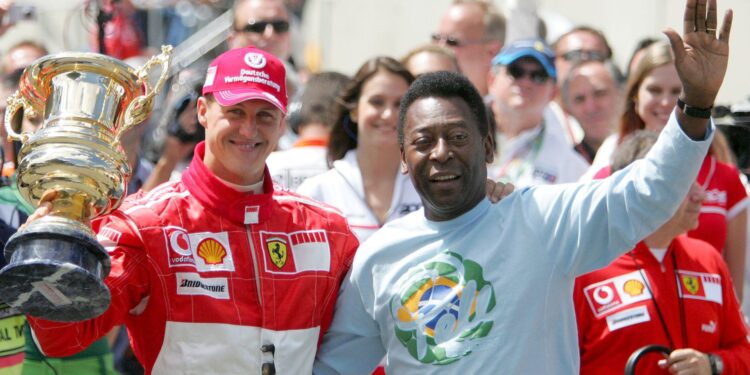 Pelé abraçado com Michael Schumacher, vencedor do GP de São Paulo de 2002