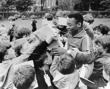 Pelé cercado de crianças- Fonte: @pele