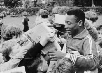 Pelé cercado de crianças- Fonte: @pele