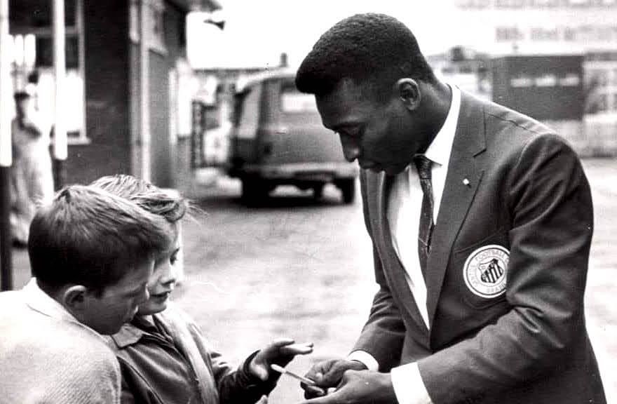 Pelé dando autógrafos a crianças - Fonte: @pele