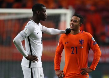 Memphis Depay e Paul Pogba juntos, após partida entre França e Holanda